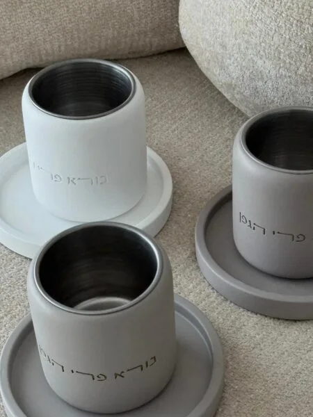 מגוון כוסות קידוש בטון