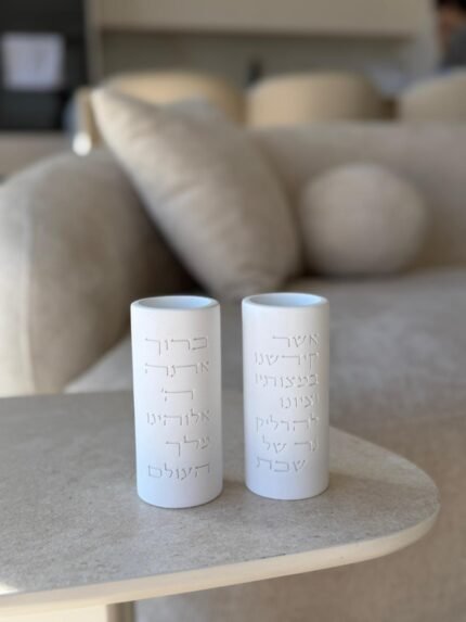 זוג פמוטים בטון לבן