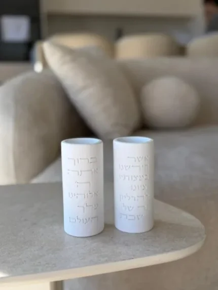 זוג פמוטים בטון לבן