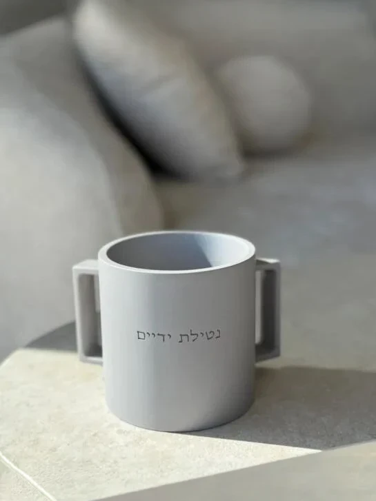 נטלה בטון אפור