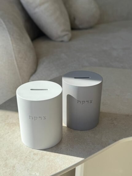 קופת צדקה בטון במגוון צבעים