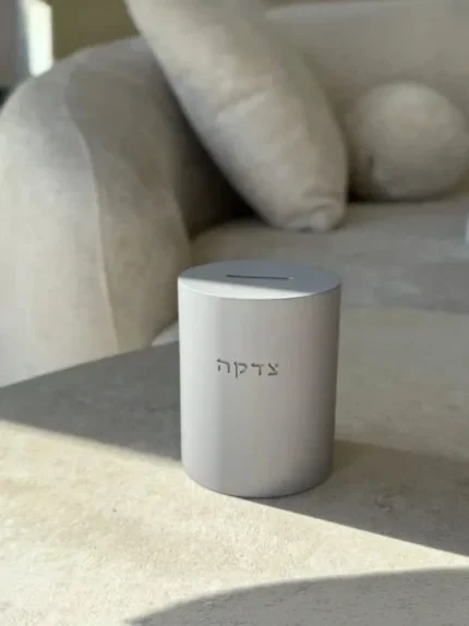 קופת צדקה בטון אפור
