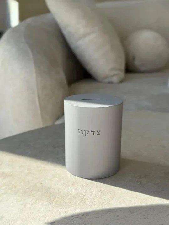 קופת צדקה בטון אפור