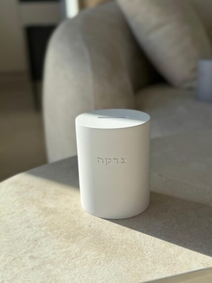 קופת צדקה בטון לבן