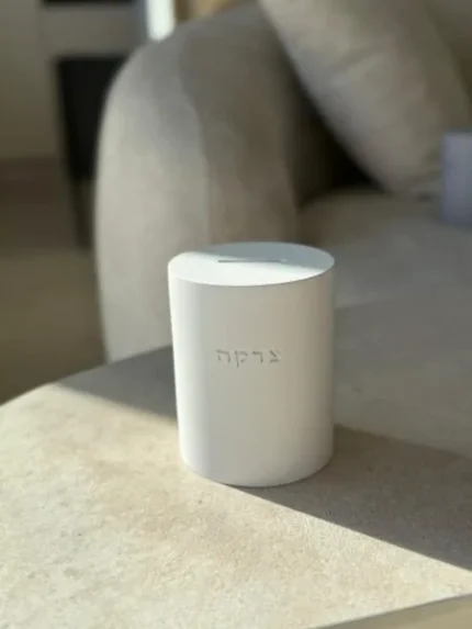 קופת צדקה מבטון עם מקום להקדשה