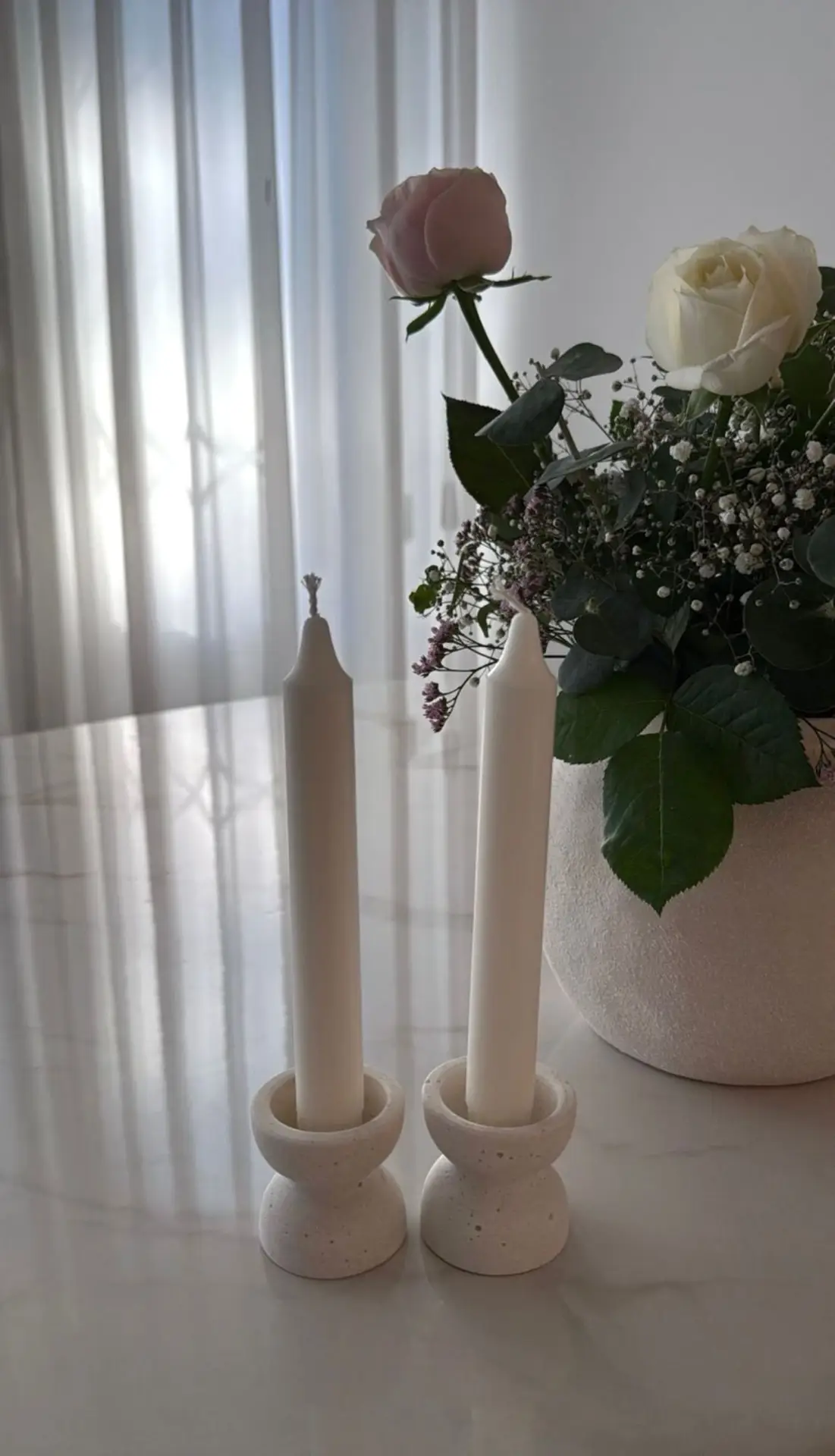 c8222126-b523-4d21-8068-2b20a6ad9d7f פמוטי בטון קלאסיים בצבע אבן