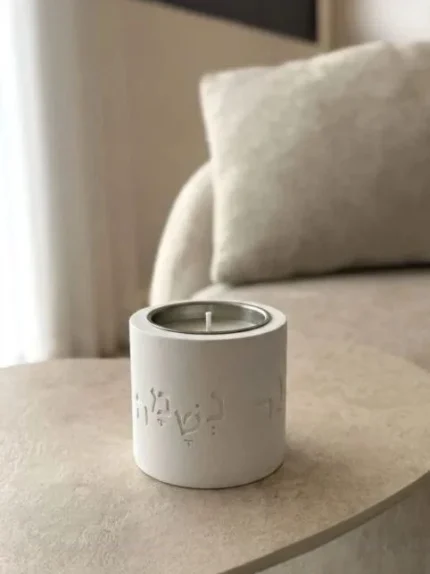 נר נשמה מבטון עם חריטה אישית לעילוי נשמת
