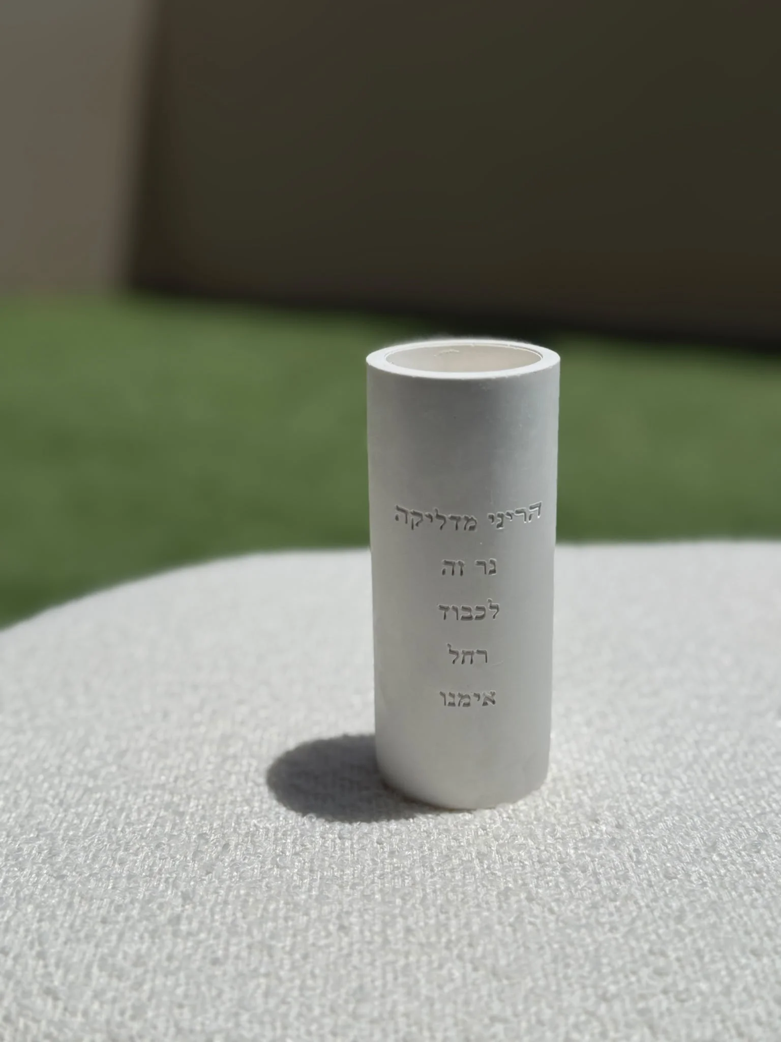 6 - נר זיכרון קרמיקה לבנה לרחל אימנו (תקריב) נר לרחל אימנו - נר זיכרון מבטון לבן