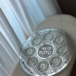 צלחת חג מהודרת לראש השנה - מגש עגול מזכוכית וקריסטל לשולחן ראש השנה