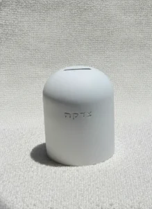 קופת צדקה בטון לבן מקומר