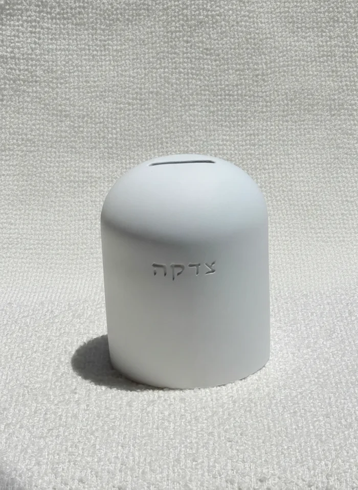 קופת צדקה בטון לבן מקומר