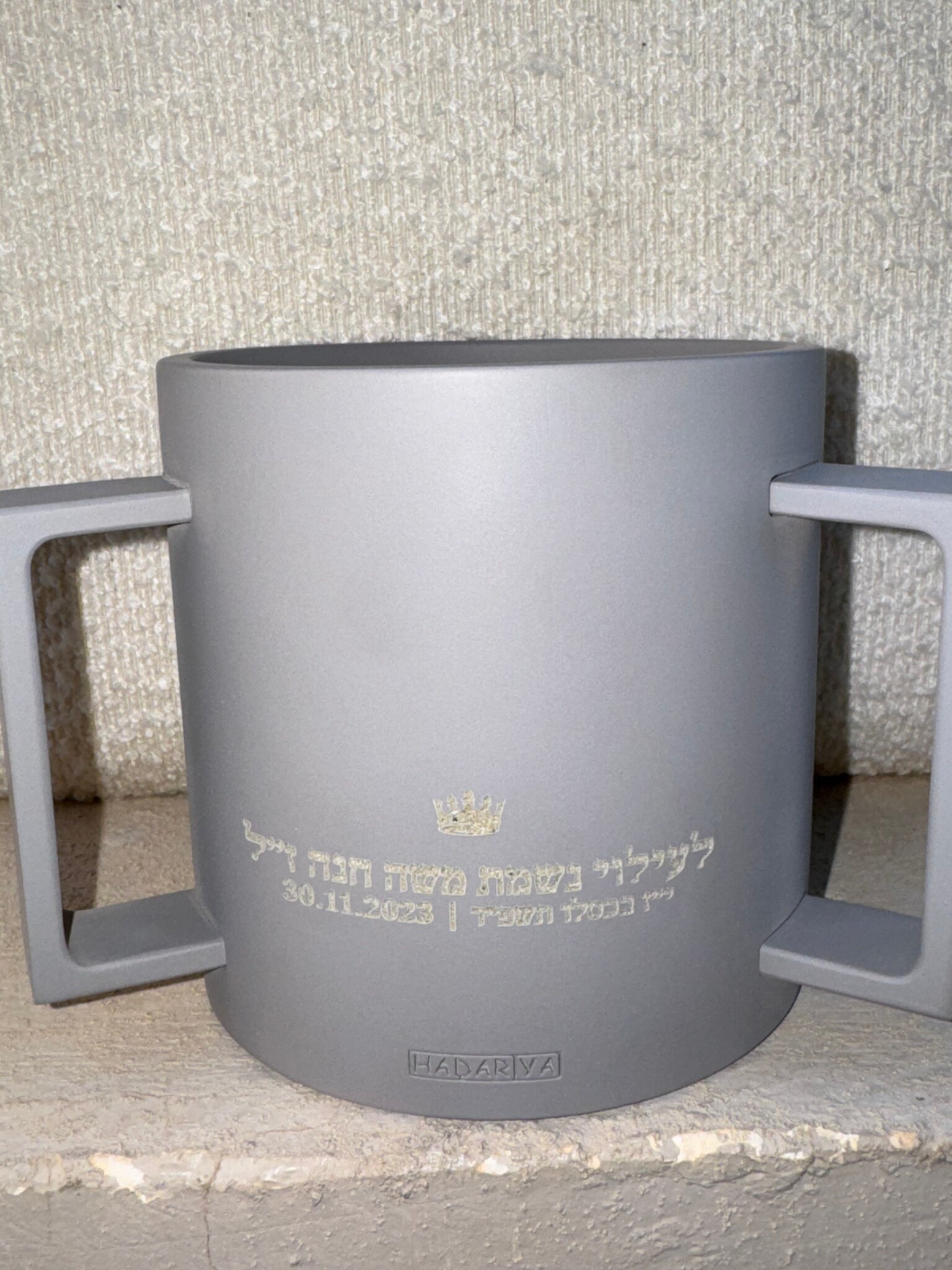 נטלת בטון עם חריטה אישית, סמלים ומשפט